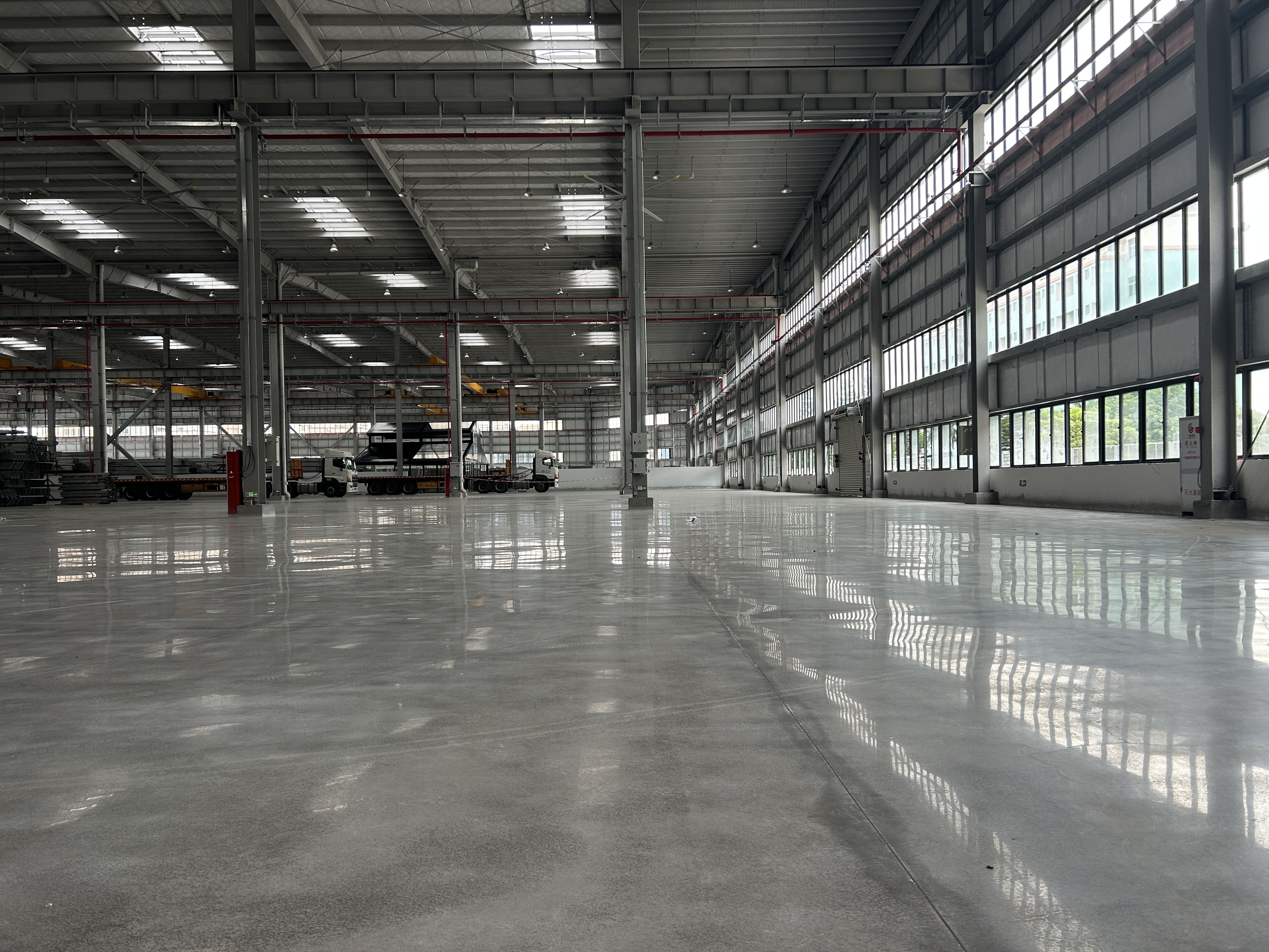 工廠地面做哪種地坪漆？環(huán)氧地坪？固化地坪？